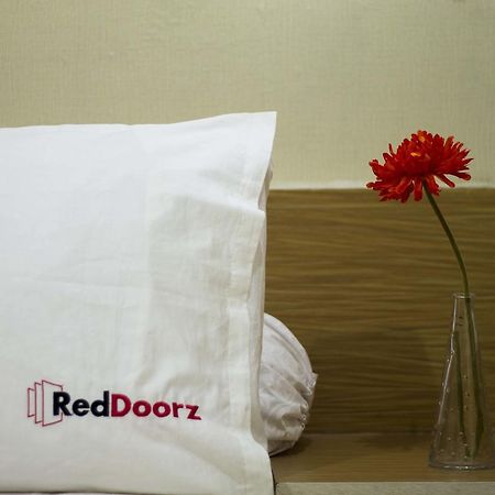 Отель Reddoorz Near Prawirotaman 2 Джокьякарта Экстерьер фото